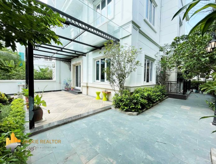 Modern 4BR villa for rent in Vinhomes Riverside Hoa Lan (1)-min