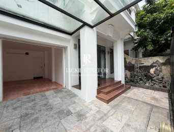 Modern unfurnished 4-bedroom house with a garage for rent in Ciputra (3)