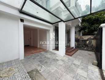 Modern unfurnished 4-bedroom house with a garage for rent in Ciputra (4)