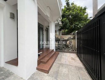 Modern unfurnished 4-bedroom house with a garage for rent in Ciputra (5)