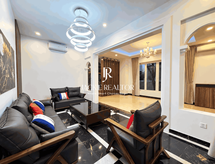 Modern villa in Vinhomes Riverside for rent 380m2 - 3 bedrooms - USD 2,500 (1)