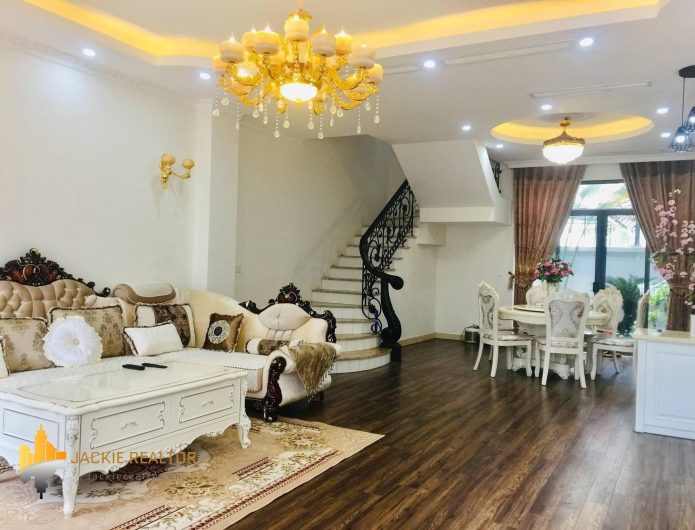 Neoclassical villa for rent in Vinhomes Riverside Nguyet Que (1)