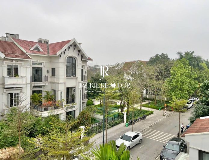 Newish 5-bedroom villa for rent at T8 Ciputra (1)