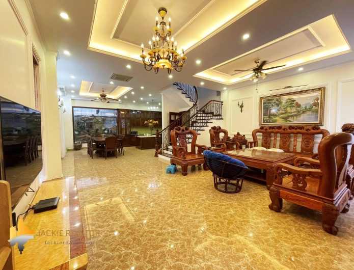 Nice 3BRs villa for rent with wooden furniture in Vinhomes Riverside (1)