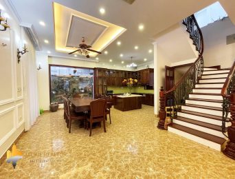 Nice 3BRs villa for rent with wooden furniture in Vinhomes Riverside (3)