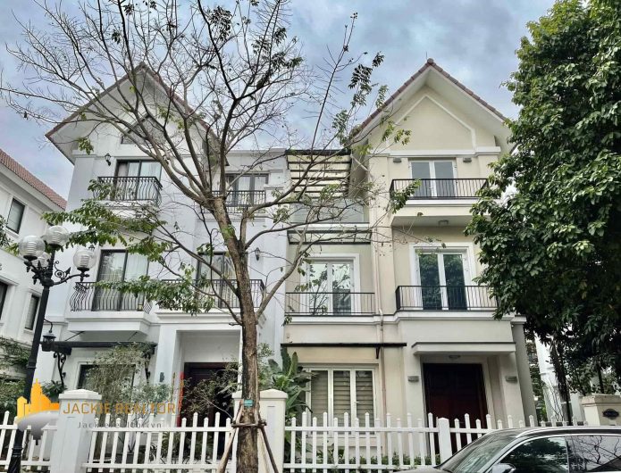 Nice 4BDs villa for rent at Vinhomes Riverside with full furniture (1)