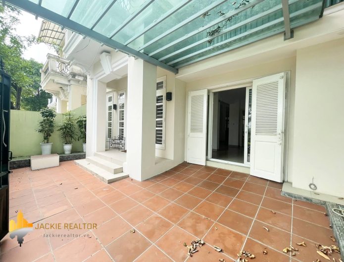 Nice UNIS-facing villa for rent in D Ciputra (1)