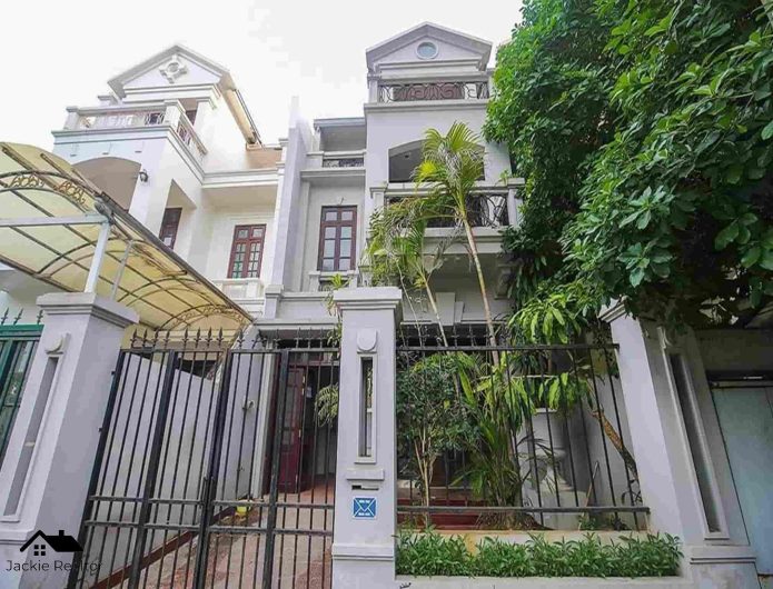 Pretty villa without furniture for rent in Ciputra (1)