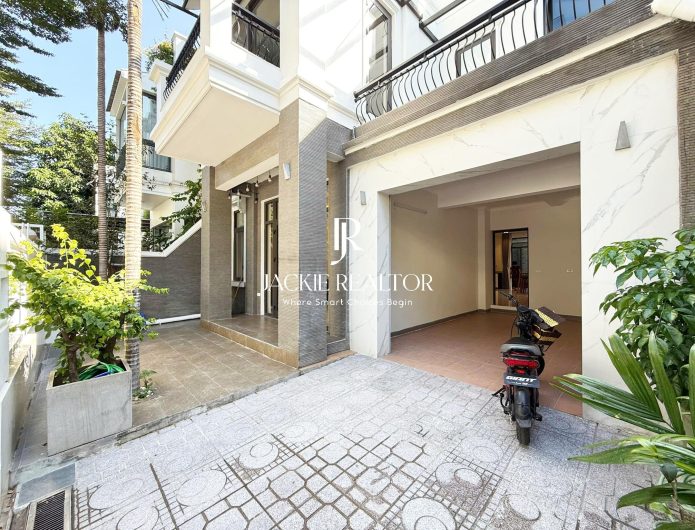 Refined 5-bedroom garden villa for rent in T Ciputra (1)