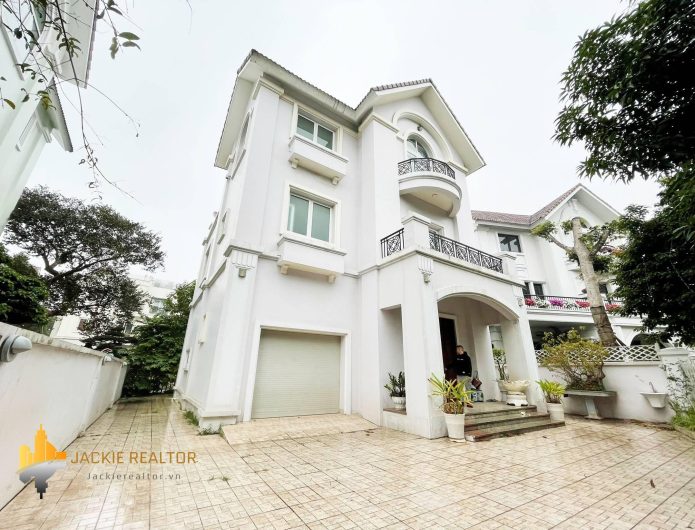 Rent detached villa Vinhomes Riverside at only 2200 USD (1)