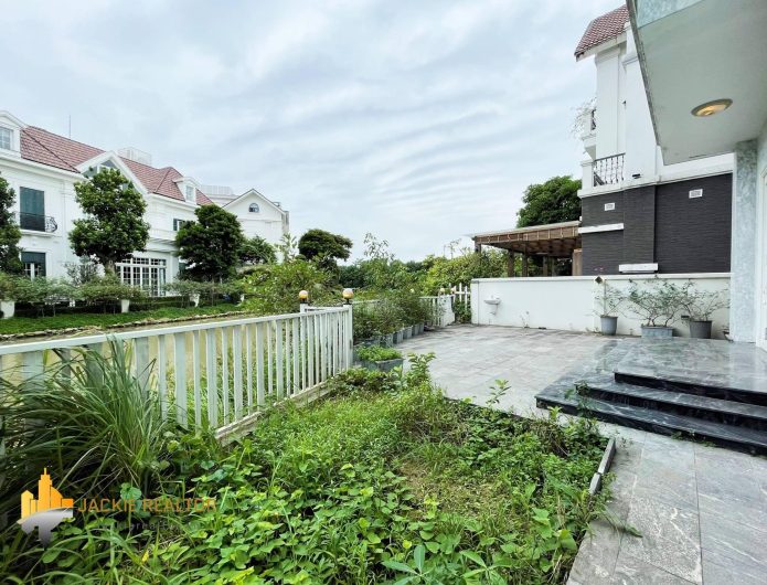 Royal single villa for rent in Vinhomes Riverside Huong Duong (1)