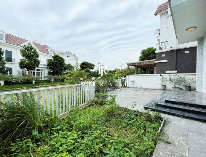 Royal single villa for rent in Vinhomes Riverside Huong Duong (1)