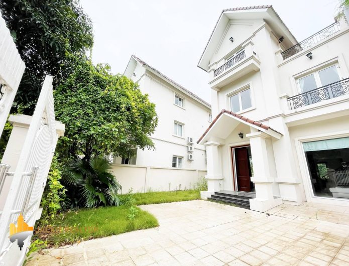 Semi-detached villa for rent in Vinhomes Riverside with a big garden (1)