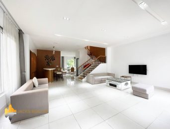 Semi-detached villa for rent in Vinhomes Riverside with a big garden (2)