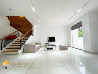 Semi-detached villa for rent in Vinhomes Riverside with a big garden (4)