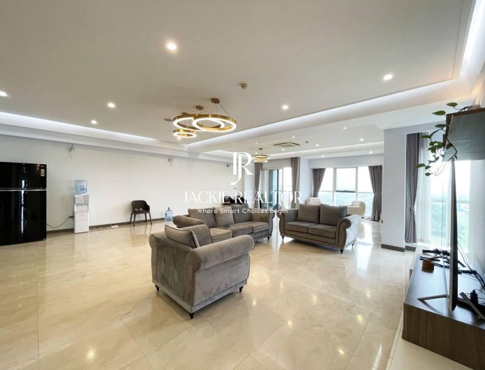 So big 4 bedrooms L2 Ciputra for rent (1)