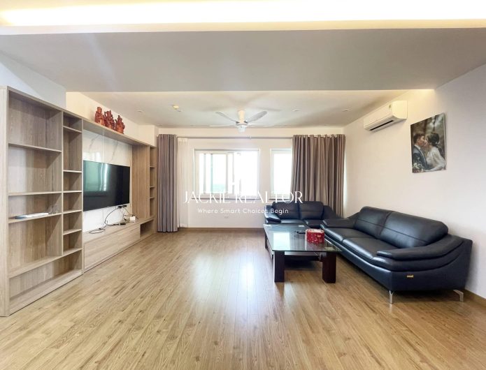 Spacious 3BDs apartment for rent at E1 Ciputra (1)