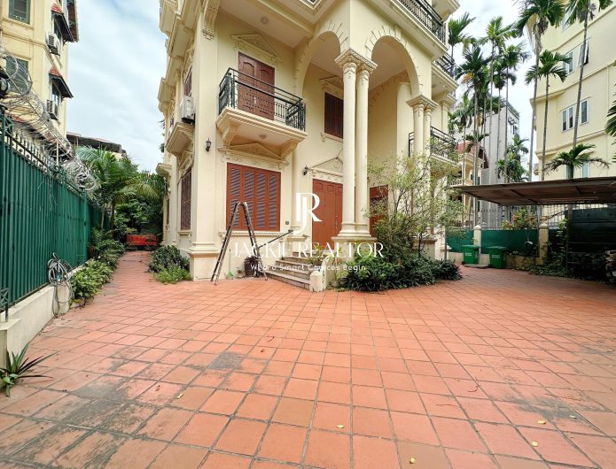Spacious 5-bedroom garden villa for rent on To Ngoc Van Street (1)