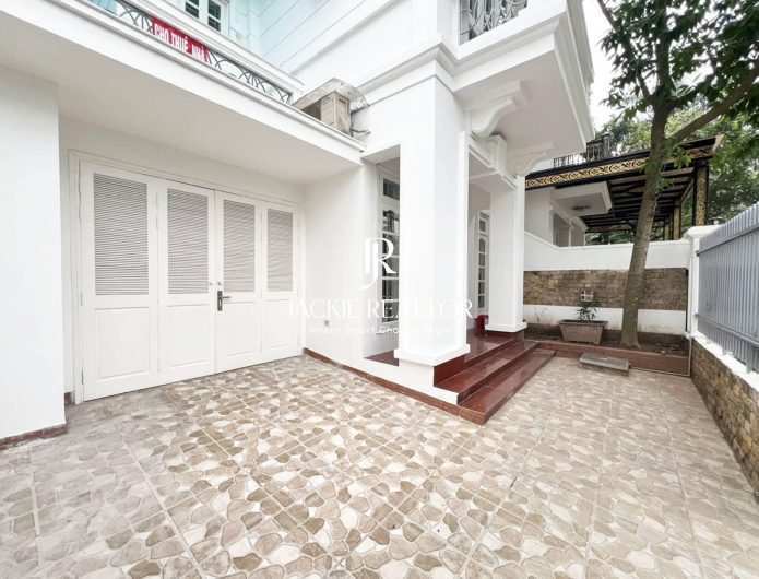 Spacious 5-bedroom unfurnished villa at D Ciputra for rent (1)
