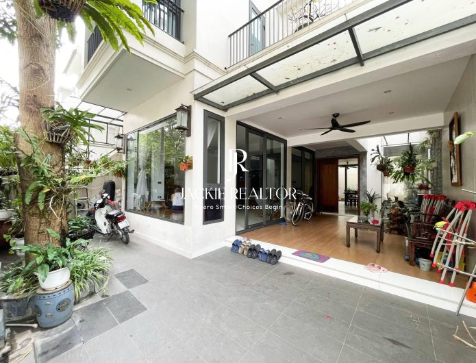 Spacious and luxurious garden villa in T8 Ciputra area for rent (1)