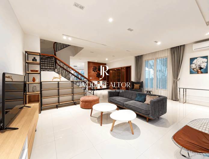 Splendid house Vinhomes Riverside for rent close to BIS (1)