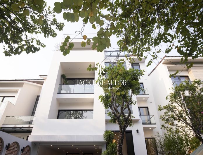 Super spacious and classy 7BR house for rent in Q Ciputra (1)