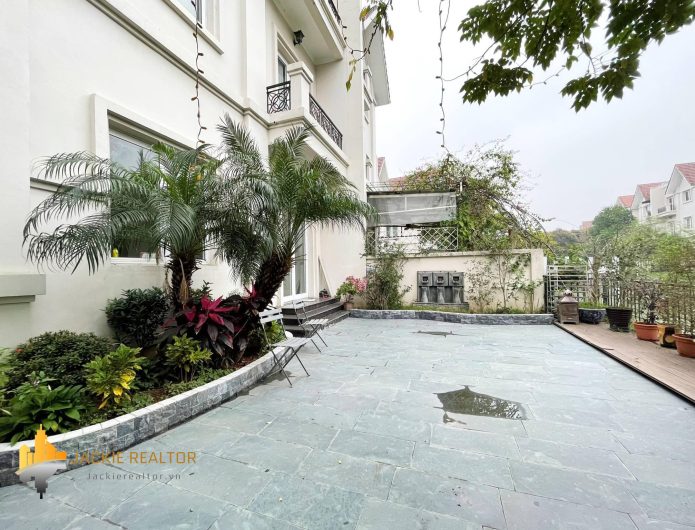 Tremendous 3BRs villa for rent in Vinhomes Riverside Hoa Lan (1)