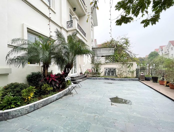 Tremendous 3BRs villa for rent in Vinhomes Riverside Hoa Lan (1)