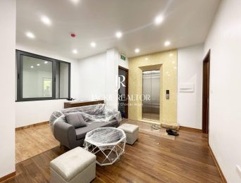 Very cheap 3BRs apartment for rent in Xuan Dieu at only 700 USD per month (2)