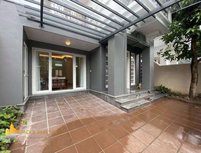 Very large villa in D3 area opposite UNIS Ciputra school for rent (1)