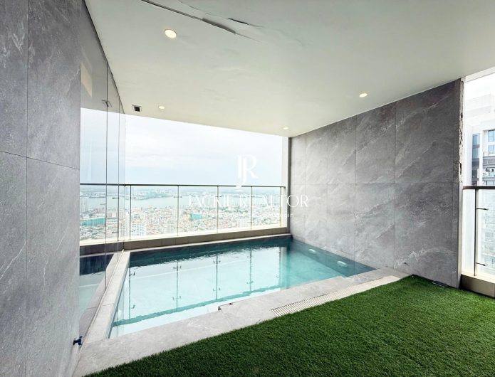 Vinhomes Metropolis A breathtaking penthouse for rent with a panoramic view of Westlake (1)
