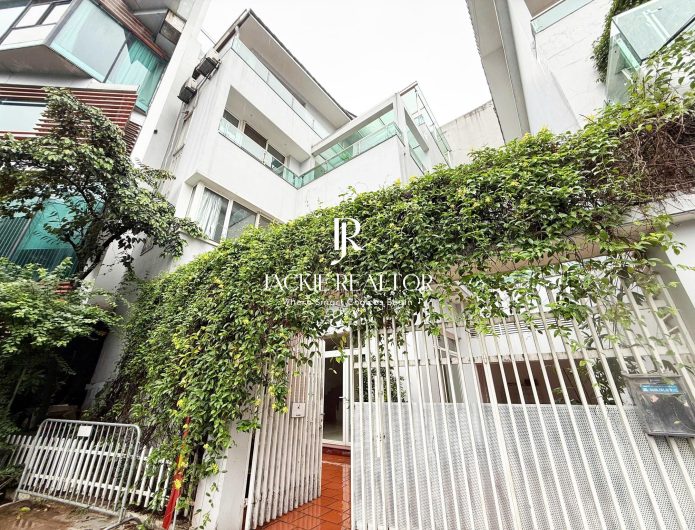 Warmly 4-bedroom villa on Dang Thai Mai Street for rent (1)