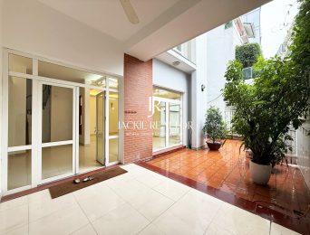 Warmly 4-bedroom villa on Dang Thai Mai Street for rent (3)